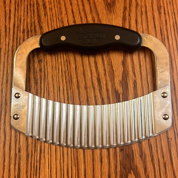 2 Pampered Chef Kitchen Tools Gadgets - Crinkle Cutter 1089 & Hold N Slice 1101 - Picture 6 of 7